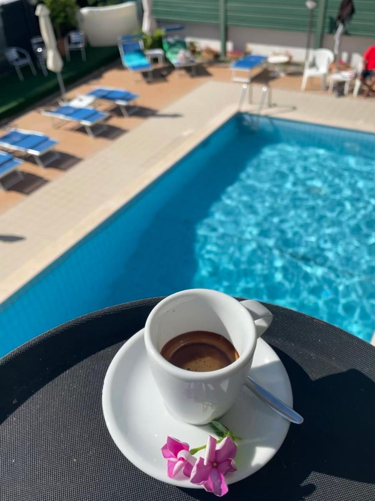 Hotel Apogeo - Breakfast Experience リミニ エクステリア 写真