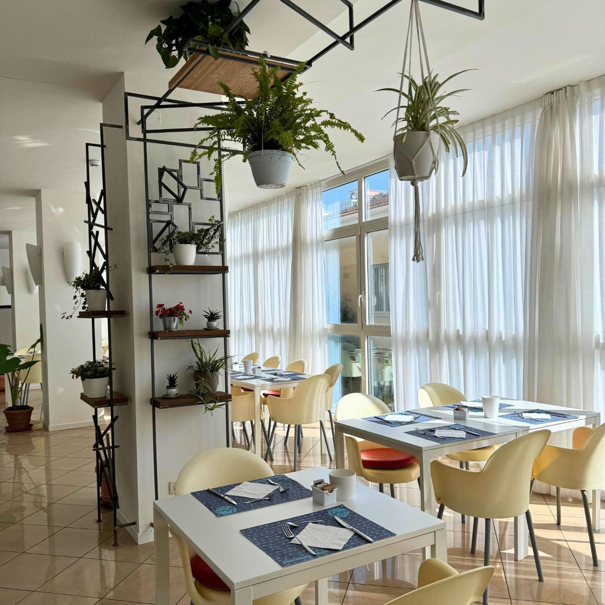 Hotel Apogeo - Breakfast Experience リミニ エクステリア 写真