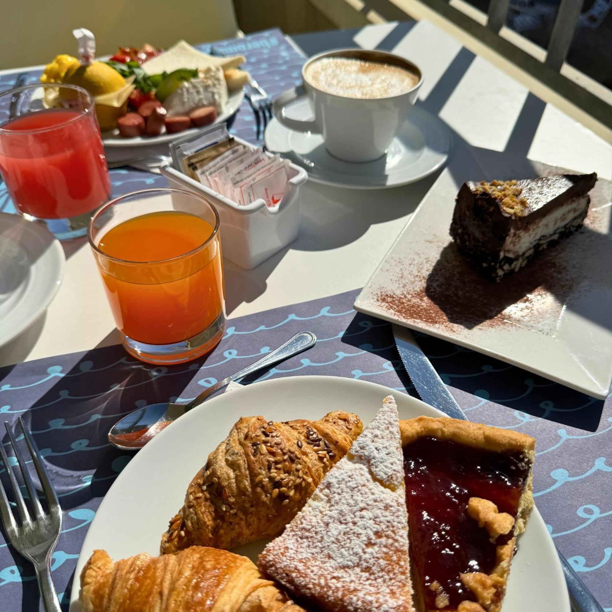 Hotel Apogeo - Breakfast Experience リミニ エクステリア 写真